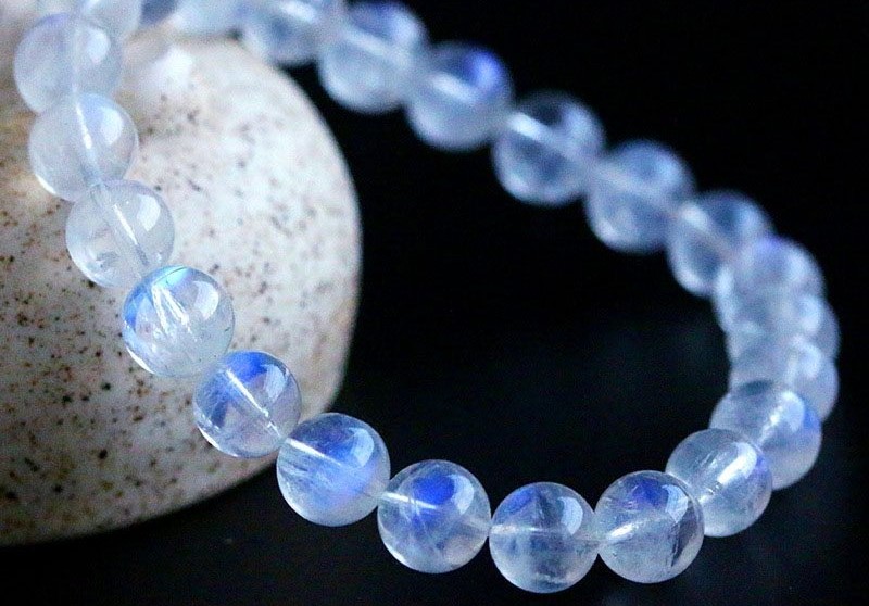 Đá mặt trăng phù hợp cho nữ mạng Đinh Mão